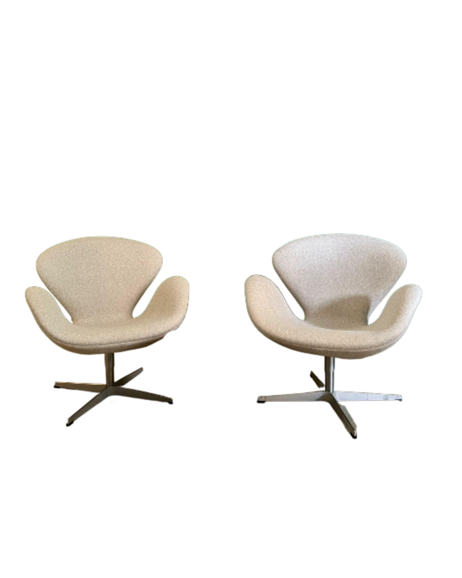 Pair of Swan Chairs – Cream Bouclé | Arne Jacobsen | Fritz Hansen