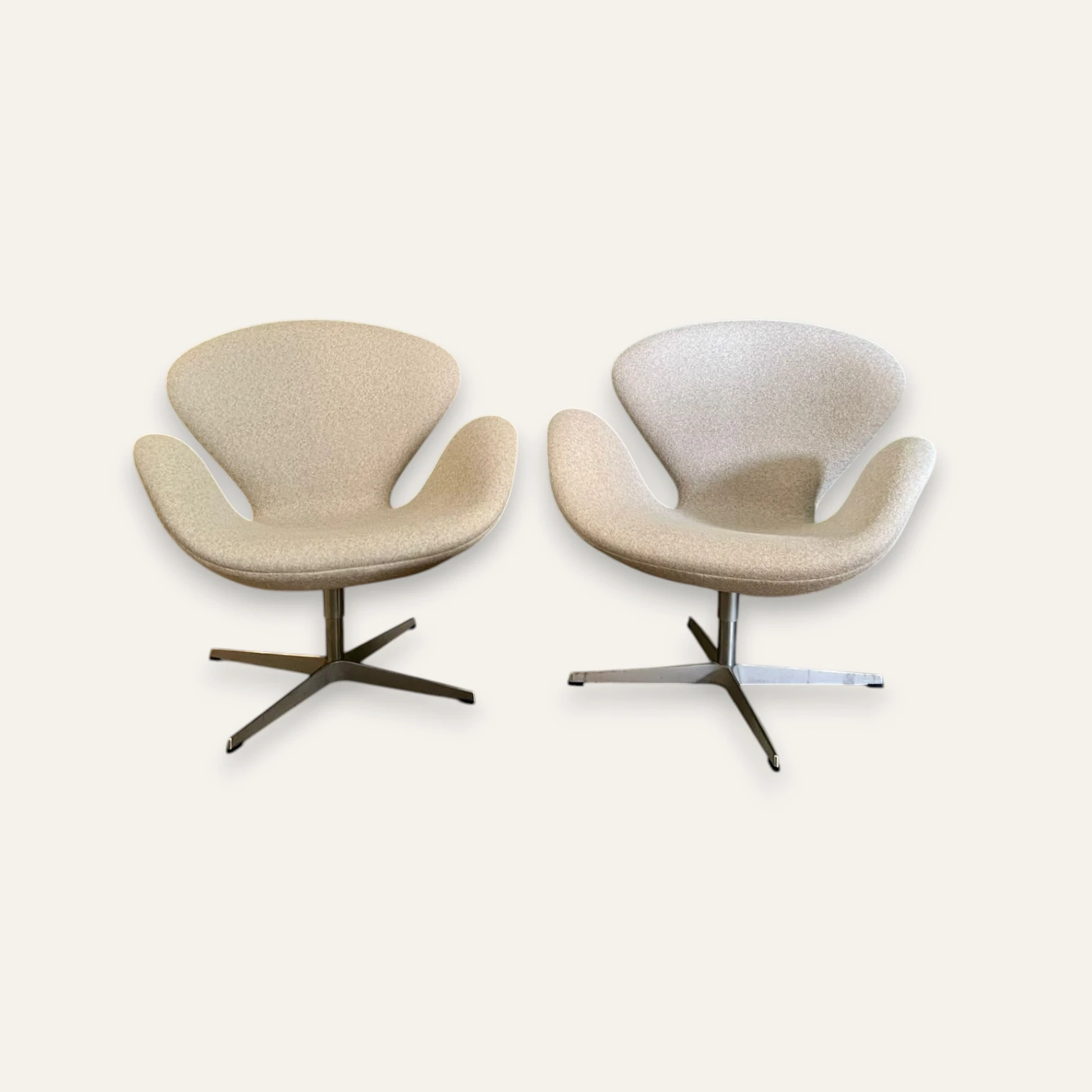 Pair of Swan Chairs by Arne Jacobsen for Fritz Hansen