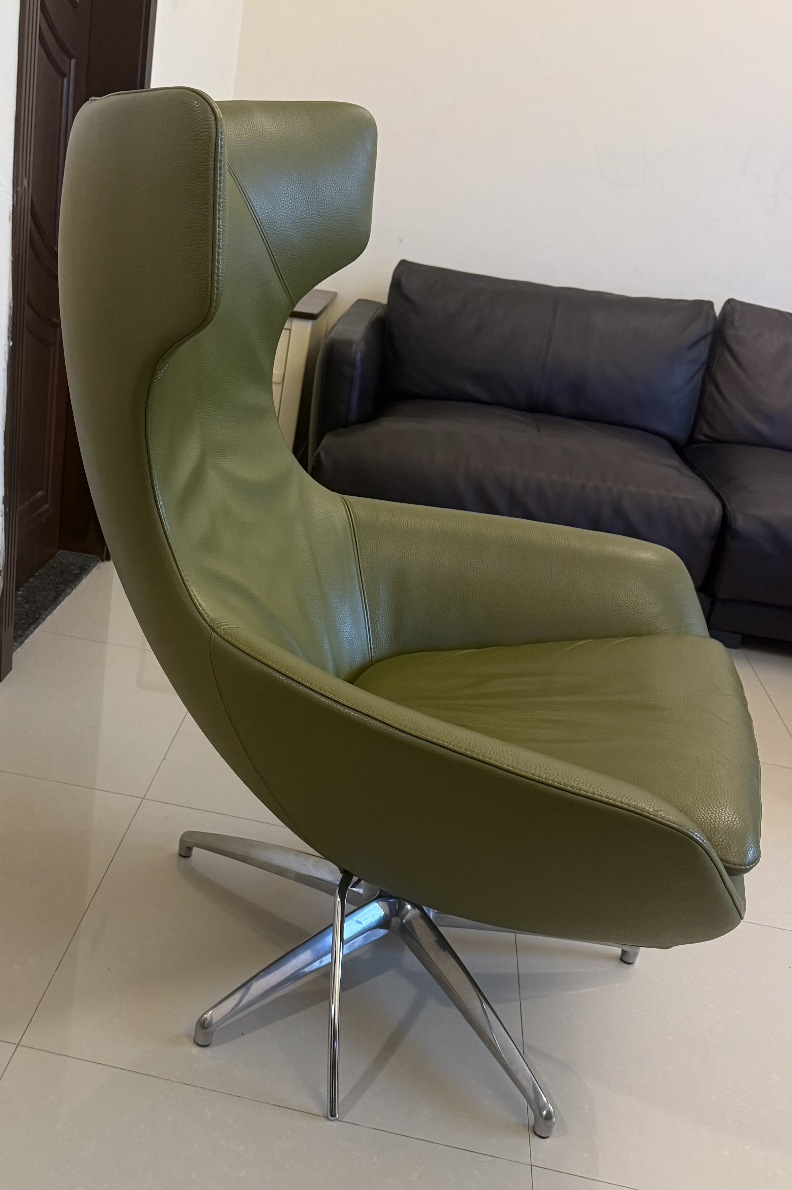 Leolux Caruzzo Swivel Armchair by Frans Schrofer – Olive Green Leather thumbnail 5
