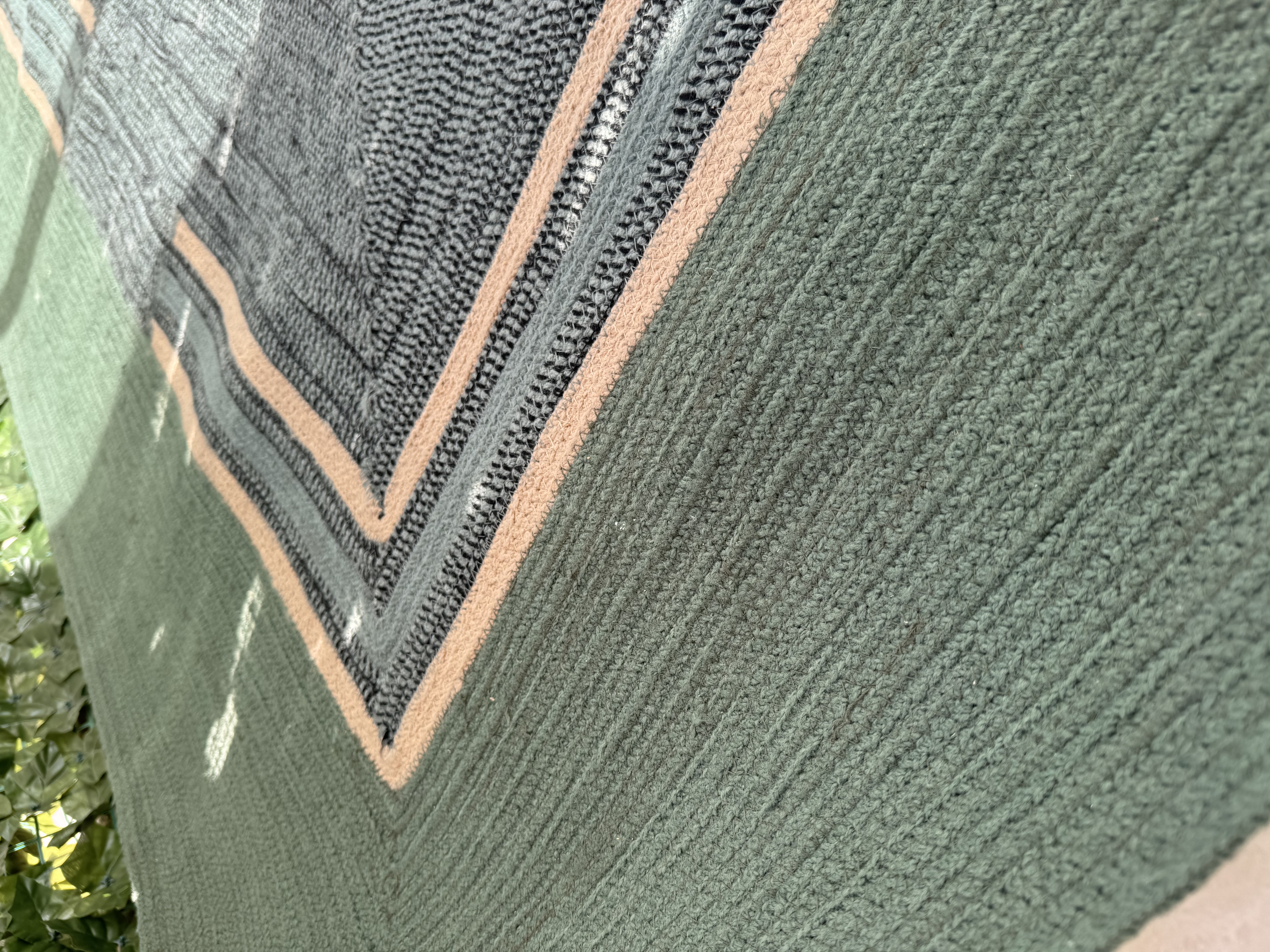 Élitis Disco Outdoor Rug – Sage Green thumbnail 4